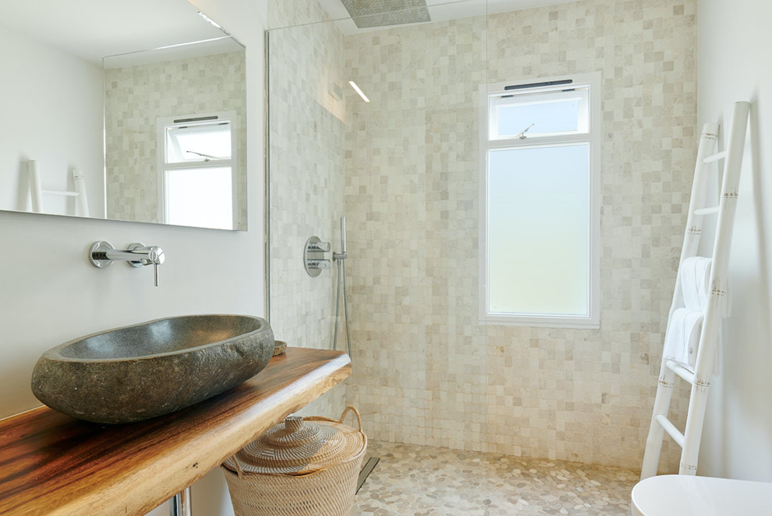 Resa estates villa es cubells frutal summer luxury shower 2.png